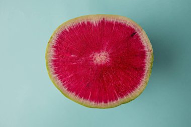 Mavi arka planda taze sulu turpun yakın plan görüntüsü