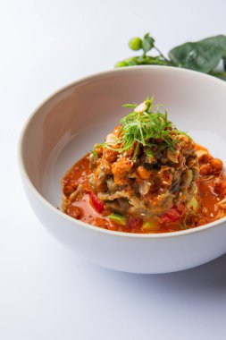 Domates soslu lezzetli sebzelerin beyaz tabakta yakın plan görüntüsü. 