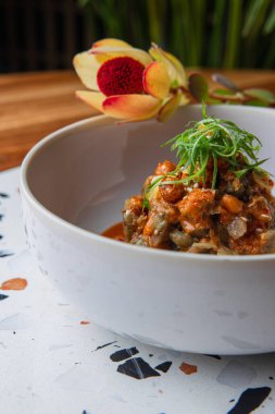 Domates soslu lezzetli sebzelerin beyaz tabakta yakın plan görüntüsü. 