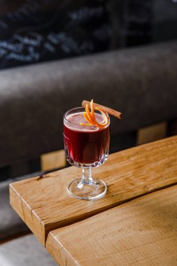 Taze narenciye kokteyli ve tarçın çubuğu.