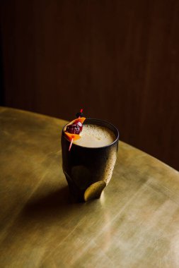 Kahve, portakal dilimleri ve ahşap masada kirazlı taze kokteyl. 