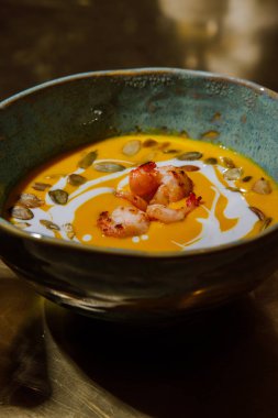 Karidesli baharatlı kremalı çorba. 