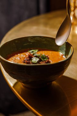 Karidesli baharatlı kremalı çorba. 