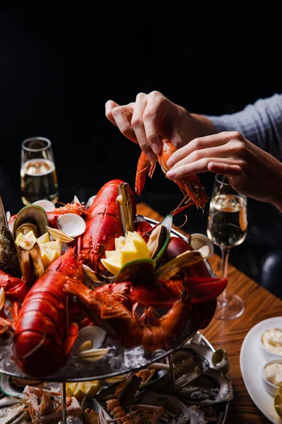 Melihat Seorang Wanita Makan Lobster Dengan Tangannya — Stok Foto