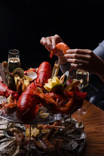 Melihat Seorang Wanita Makan Lobster Dengan Tangannya — Stok Foto