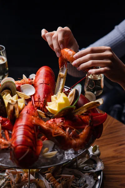 Melihat Seorang Wanita Makan Lobster Dengan Tangannya — Stok Foto