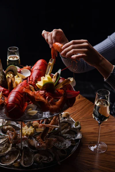 Melihat Seorang Wanita Makan Lobster Dengan Tangannya — Stok Foto