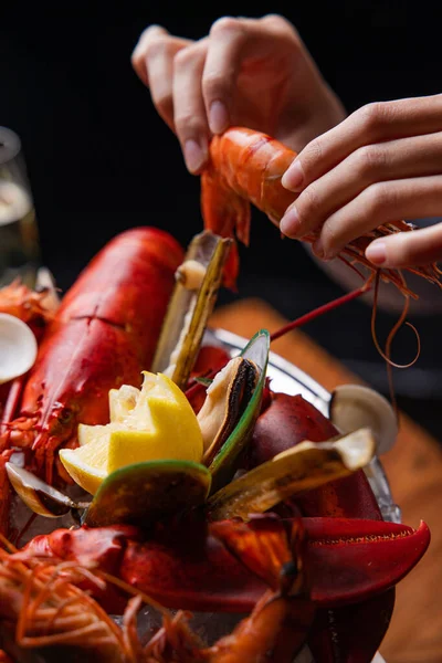 Melihat Seorang Wanita Makan Lobster Dengan Tangannya — Stok Foto