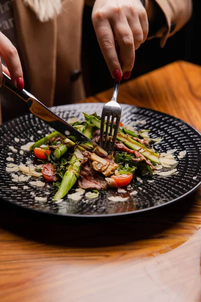 Vista Cerca Carne Vacuno Jugosa Con Espárragos Verduras Plato Negro — Foto de Stock