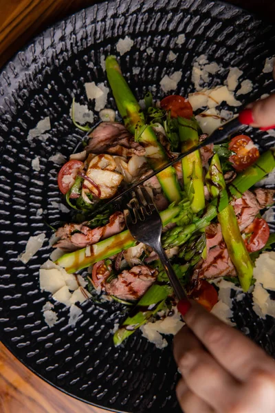 Pandangan Closeup Dari Daging Sapi Juicy Dengan Asparagus Dan Sayuran — Stok Foto