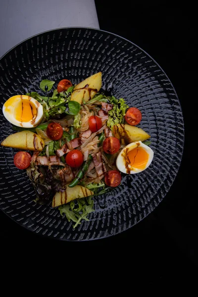 Tampilan Dekat Salad Lezat Dengan Telur Piring Hitam — Stok Foto