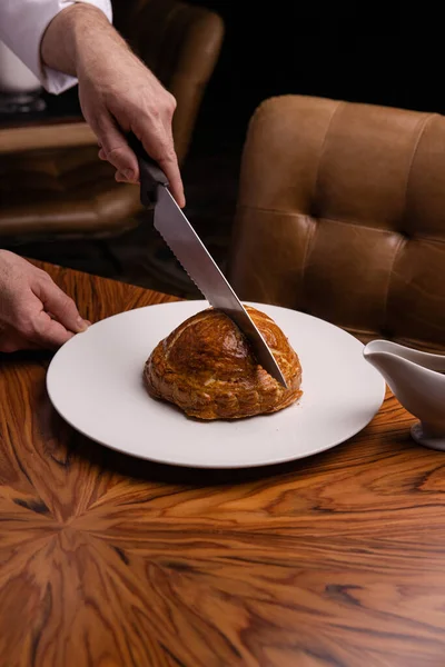 Pandangan Closeup Manusia Memotong Meatloaf Lezat Dengan Pisau — Stok Foto