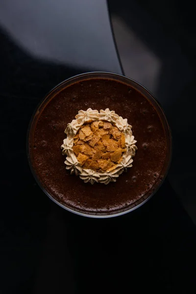 Vista Dall Alto Della Mousse Cioccolato Con Scricchiolii Sfondo Nero — Foto Stock
