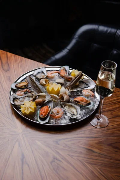 Pandangan Closeup Dari Kerang Seafood Dan Rempah Rempah Atas Meja — Stok Foto