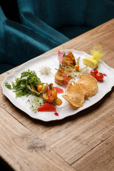 Vista Cerca Una Hermosa Presentación Plato Con Verduras Hierbas —  Fotos de Stock