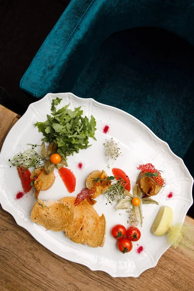 Vista Cerca Una Hermosa Presentación Plato Con Verduras Hierbas — Foto de Stock