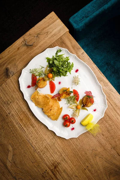 Vista Cerca Una Hermosa Presentación Plato Con Verduras Hierbas — Foto de Stock