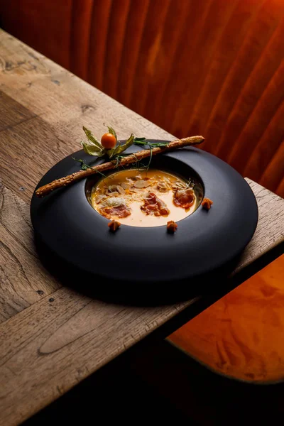 Pemandangan Tertutup Dari Sup Labu Dengan Bacon Dan Sedotan Wijen — Stok Foto