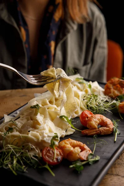 Vista Cerca Deliciosos Espaguetis Queso Con Camarones — Foto de Stock