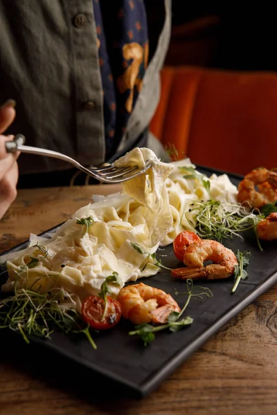 Vista Cerca Deliciosos Espaguetis Queso Con Camarones — Foto de Stock