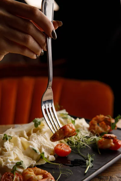Pemandangan Closeup Dari Spaghetti Keju Lezat Dengan Udang — Stok Foto