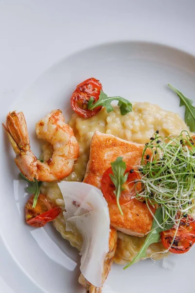 Vista Cerca Del Arroz Con Salmón Camarones Plato Blanco — Foto de Stock