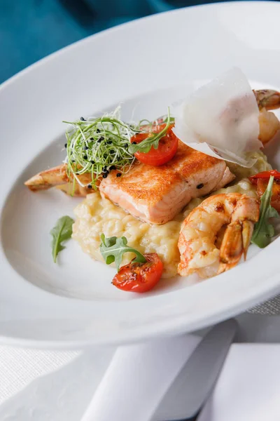 Vista Cerca Del Arroz Con Salmón Camarones Plato Blanco — Foto de Stock