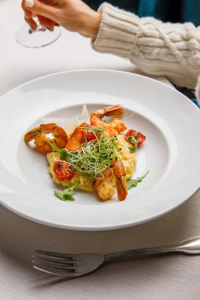 Vista Cerca Del Arroz Con Salmón Camarones Plato Blanco — Foto de Stock