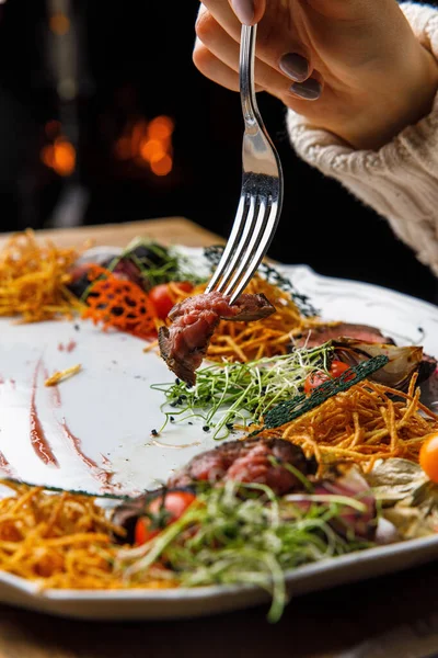 Medallones Carne Con Patatas Verduras Plato — Foto de Stock