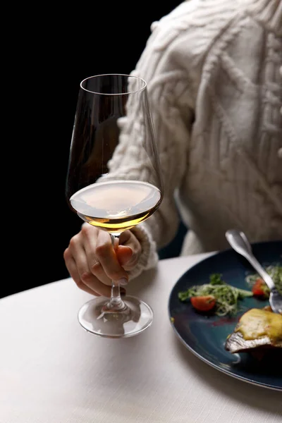 Melihat Orang Orang Duduk Dengan Gelas Anggur Meja Yang Disajikan — Stok Foto
