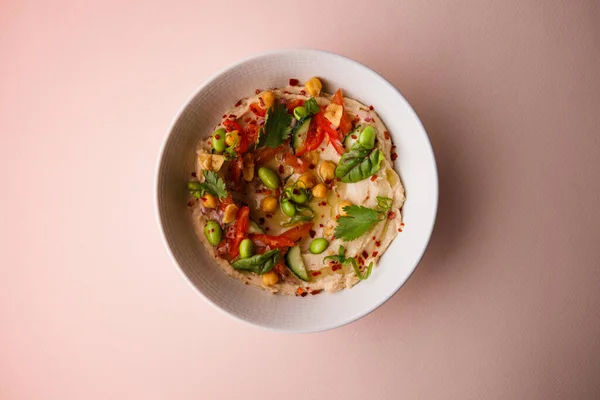 Pandangan Closeup Hummus Sehat Lezat Dengan Herbal Dalam Mangkuk — Stok Foto