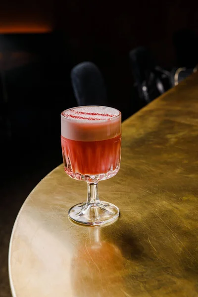 Rosafarbener Frischer Cocktail Mit Paprika Auf Holztisch lizenzfreie Stockfotos