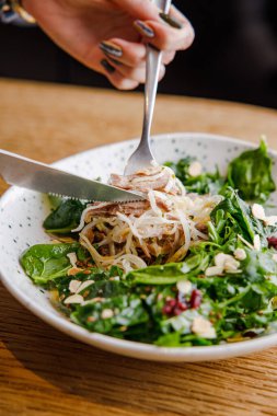 Biftek parçalı taze salatanın yakın plan görüntüsü