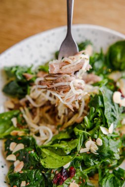 Biftek parçalı taze salatanın yakın plan görüntüsü