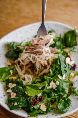 Biftek parçalı taze salatanın yakın plan görüntüsü