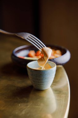 Kırmızı biberli ve limonlu deniz tarağı yakın plan görüntüsü.