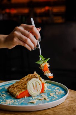 Mavi tabakta beyaz çikolatalı havuçlu kek. 