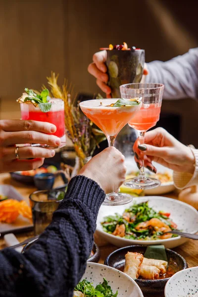 Bijgesneden Shot Van Mensen Klinkende Glazen Het Eten Aan Tafel Stockafbeelding