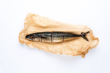 Beyaz arka planda buruşmuş kağıtta tütsülenmiş balığın üst görünümü