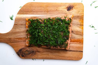 Tahtada baharat olan kırmızı balık filetosunun üst görüntüsü