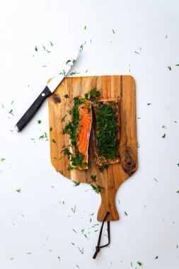 Tahtada baharat olan kırmızı balık filetosunun üst görüntüsü