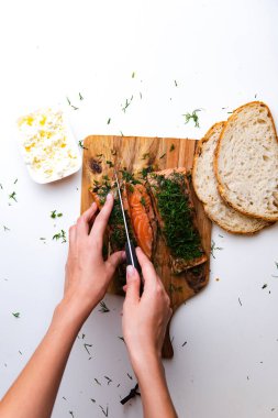 Tahtada baharat olan kırmızı balık filetosunun üst görüntüsü