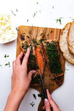 Tahtada baharat olan kırmızı balık filetosunun üst görüntüsü