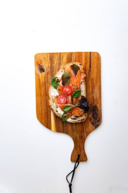 Beyaz arka planda somon, domates ve sebzeli bruschetta manzarası