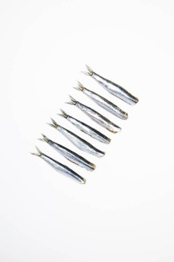 Beyaz arka planda izole edilmiş çiğ lahanalar