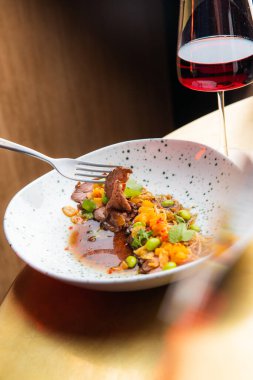 Soslu peynirli bifteğin yakın plan görüntüsü.