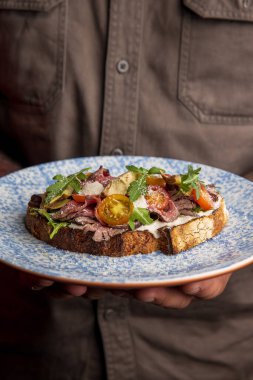 Biftek ve sebzeli sandviçin yakın plan görüntüsü.