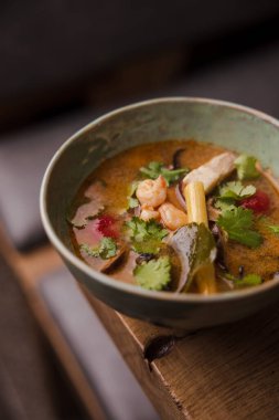 Masada karides, sebze ve balık parçaları var.