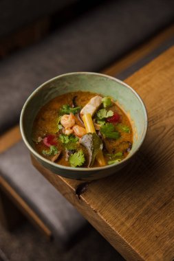 Masada karides, sebze ve balık parçaları var.