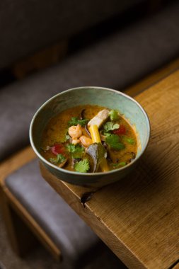 Masada karides, sebze ve balık parçaları var.